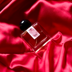 Chronotope perfume’s Silueta EdP lies in a shimmering nest of fabric in the same blood red color as the thumbprint on the perfume bottle’s label.